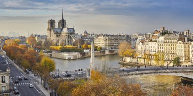 Parlak sonbahar günü Notre-Dame de Paris manzaralı görünüm