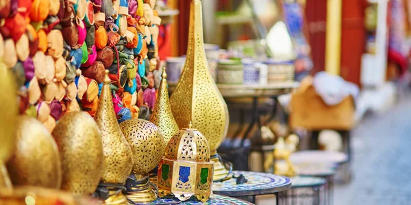 Selección de lámparas tradicionales en el mercado marroquí — Foto de Stock