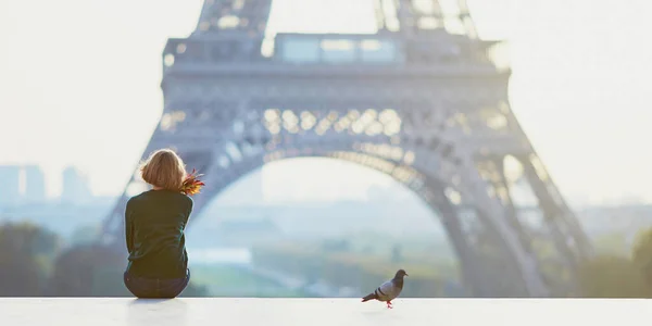 Beautiful young French woman near the Eiffel tower in Paris — Stock Photo, Image