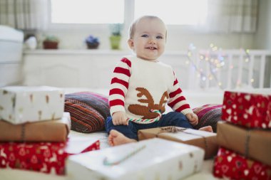 Mutlu küçük bebek kız onu ilk Noel Noel hediyeleri açılış