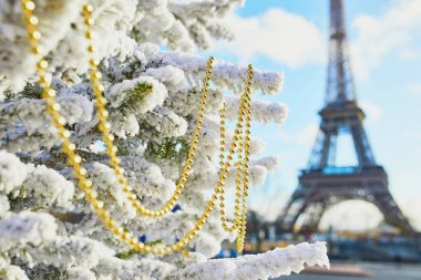 Noel ağacı Eyfel Kulesinin yakınında kar ile kaplı