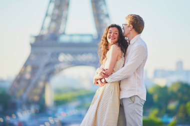 Paris'te mutlu romantik çift, Eyfel kulesi yakınında