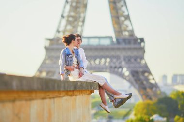 Paris'te mutlu romantik çift, Eyfel kulesi yakınında