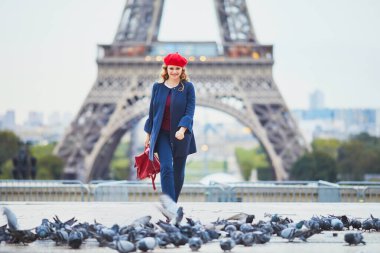 Paris, Fransa 'da uzun sarı kıvırcık saçlı genç bir kadın.
