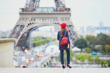 Paris, Fransa 'da uzun sarı kıvırcık saçlı genç bir kadın.