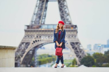 Paris, Fransa 'da uzun sarı kıvırcık saçlı genç bir kadın.