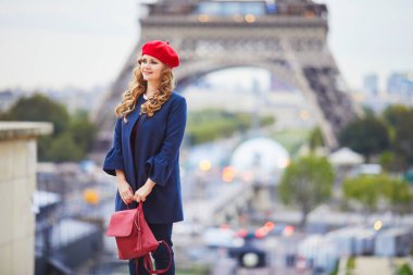Paris, Fransa 'da uzun sarı kıvırcık saçlı genç bir kadın.