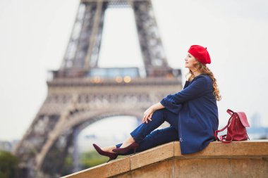 Paris, Fransa 'da uzun sarı kıvırcık saçlı genç bir kadın.