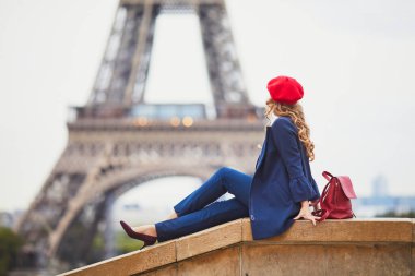 Paris, Fransa 'da uzun sarı kıvırcık saçlı genç bir kadın.