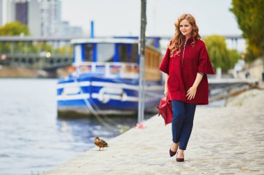 Paris, Fransa 'da uzun sarı kıvırcık saçlı genç bir kadın.