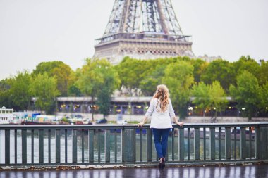 Paris, Fransa 'da uzun sarı kıvırcık saçlı genç bir kadın.