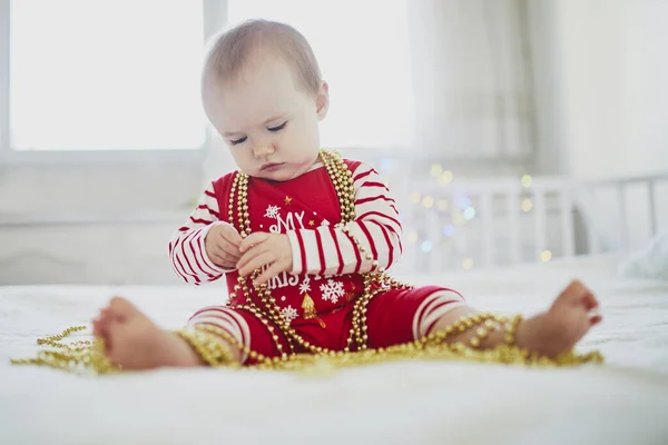 Happy Little Baby Girl noszenia piżamy grając z nowego roku dekoracje drzew — Zdjęcie stockowe