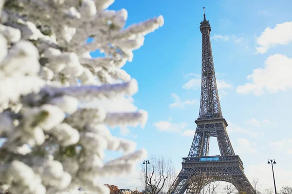 Weihnachtsbaum in der Nähe des Eiffelturms mit Schnee bedeckt — Stockfoto
