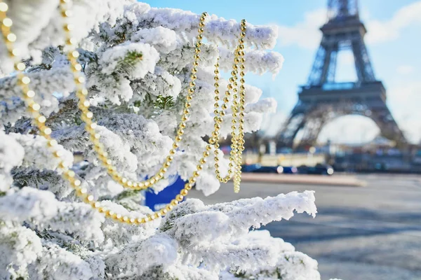 Árbol de Navidad cubierto de nieve cerca de la Torre Eiffel — Foto de Stock