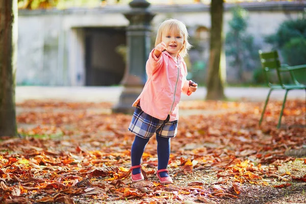 Adorable niña alegre corriendo en el jardín de las Tullerías en París, Francia — Foto de Stock