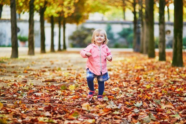 Adorável menina criança alegre correndo no jardim Tuileries em Paris, França — Fotografia de Stock