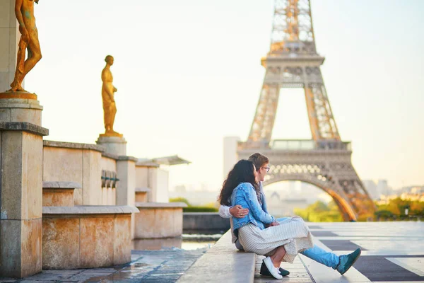 Feliz pareja romántica en París, cerca de la Torre Eiffel —  Fotos de Stock