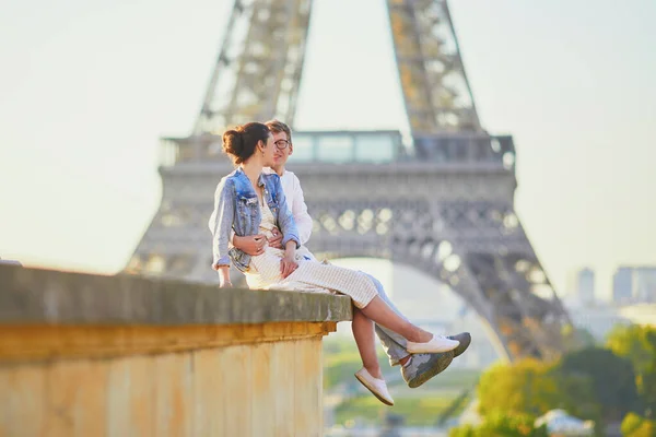 Šťastný romantický pár v Paříži nedaleko Eiffelovy věže — Stock fotografie