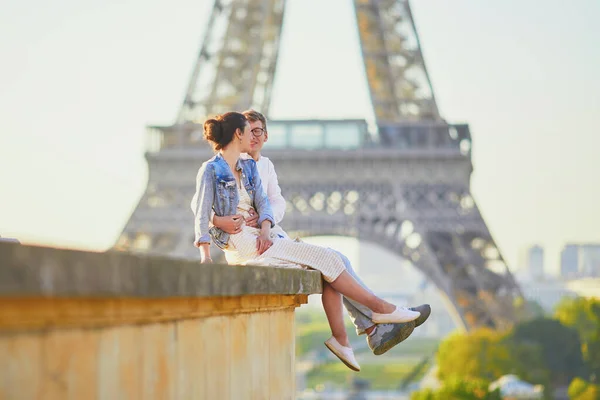 Gelukkig romantisch paar in Parijs, in de buurt van de Eiffel toren — Stockfoto