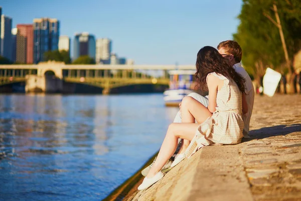 Gelukkig romantisch paar in Parijs, in de buurt van de rivier de Seine — Stockfoto