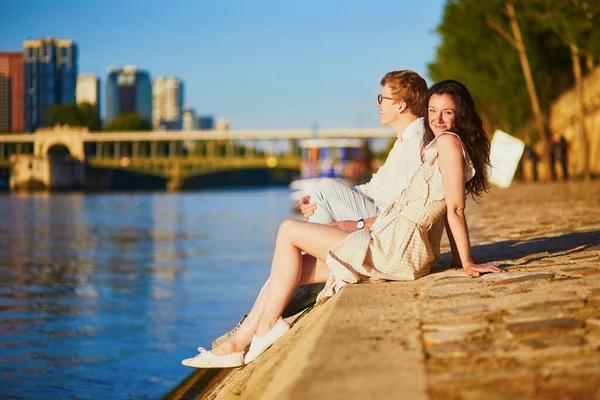 Gelukkig romantisch paar in Parijs, in de buurt van de rivier de Seine — Stockfoto