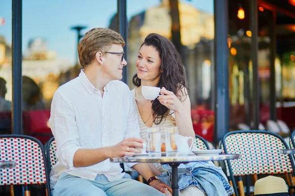 Счастливая романтическая пара в Париже, пьет кофе — стоковое фото