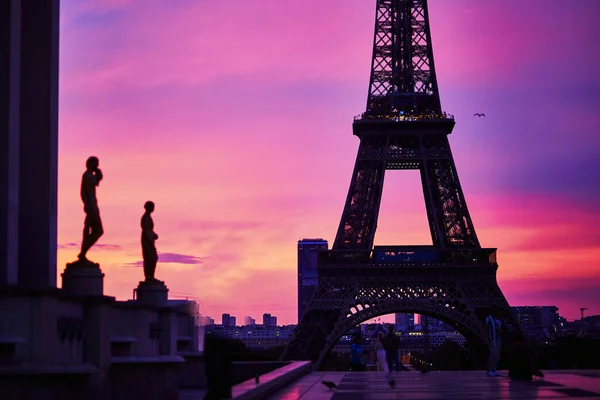 해 가 뜨는 동안 극적 인 분홍빛 과 자주 빛을 발하는 에펠 탑의 경치 — 스톡 사진