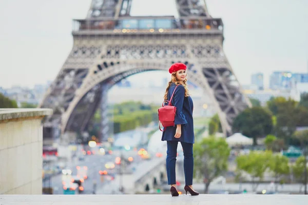 Jovem com cabelo comprido e loiro encaracolado em Paris, França — Fotografia de Stock