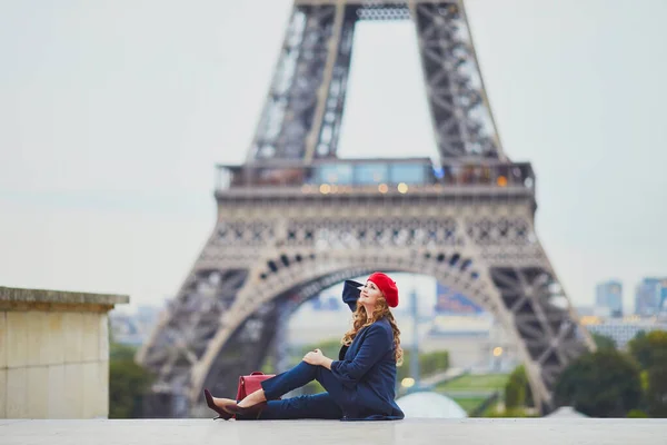 Νεαρή γυναίκα με μακριά ξανθά σγουρά μαλλιά στο Παρίσι, Γαλλία — Φωτογραφία Αρχείου