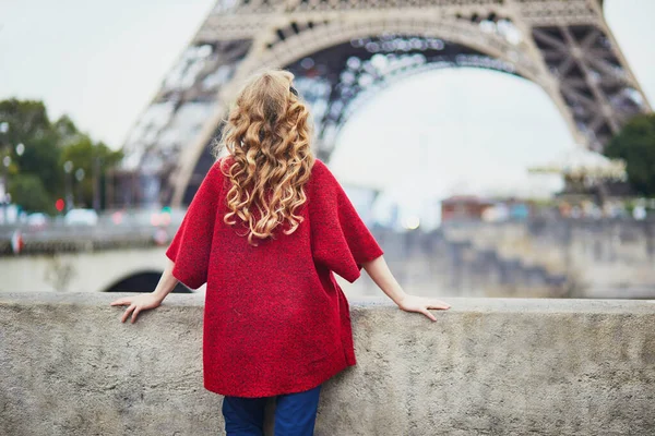 法国巴黎的年轻女子，一头长长的金发卷发 — 图库照片