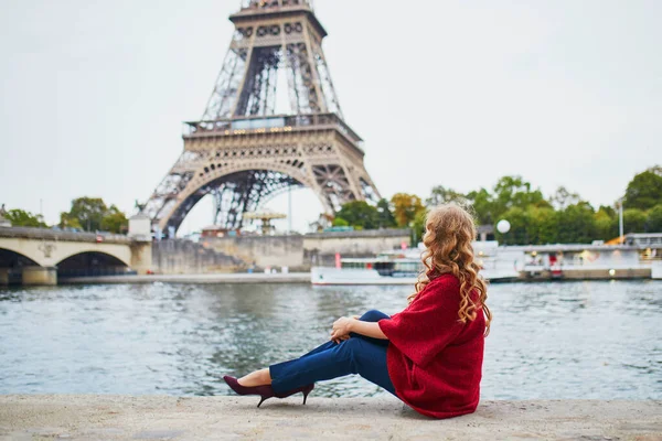 Молодая женщина с длинными светлыми вьющимися волосами в Париже, Франция — стоковое фото
