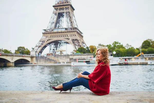 Jovem com cabelo comprido e loiro encaracolado em Paris, França — Fotografia de Stock