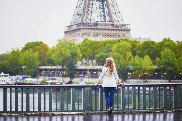 Mujer joven con el pelo largo y rubio rizado en París, Francia —  Fotos de Stock