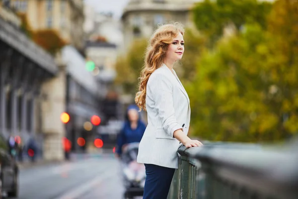 Młoda kobieta z długimi blond kręconymi włosami w Paryżu, Francja — Zdjęcie stockowe