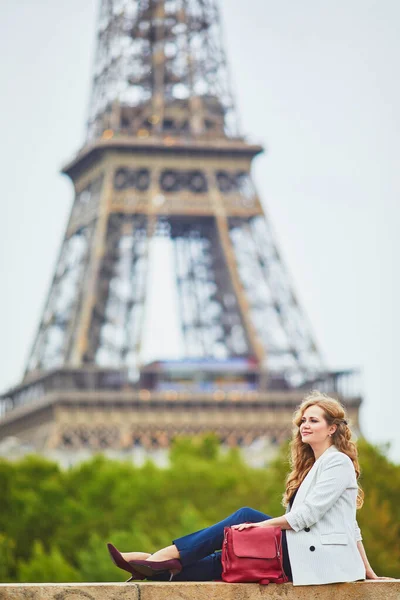 Νεαρή γυναίκα με μακριά ξανθά σγουρά μαλλιά στο Παρίσι, Γαλλία — Φωτογραφία Αρχείου