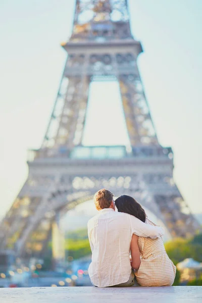 Happy romantic couple in Paris, near the Eiffel tower — Stock Photo, Image