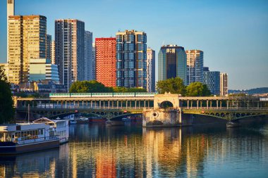 Bir-Hakeim köprüsündeki metro treni Seine nehri üzerinde. Karantina ve koronavirüs salgınına maruz kalan turistler olmadan Paris 'in boş sokakları. COVID salgınının Fransa 'da turizm üzerindeki etkisi