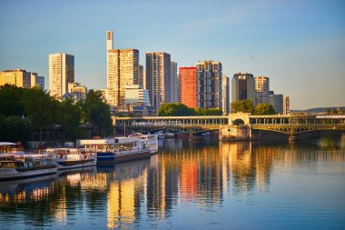 Bir-Hakeim köprüsünün Seine nehrinin manzarası. Karantina ve koronavirüs salgınına maruz kalan turistler olmadan Paris 'in boş sokakları. COVID salgınının Fransa 'da turizm üzerindeki etkisi