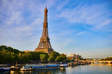 Seine nehrinin üzerindeki Eyfel kulesinin manzarası. Karantina ve koronavirüs salgınına maruz kalan turistler olmadan Paris 'in boş sokakları. COVID salgınının Fransa 'da turizm üzerindeki etkisi