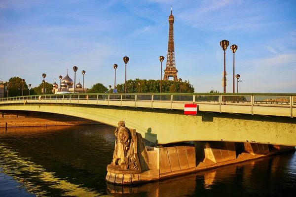 エッフェル塔や聖三位一体大聖堂 フランス パリのアルマ橋を渡るロシア正教会の精神文化センターの風景 — ストック写真