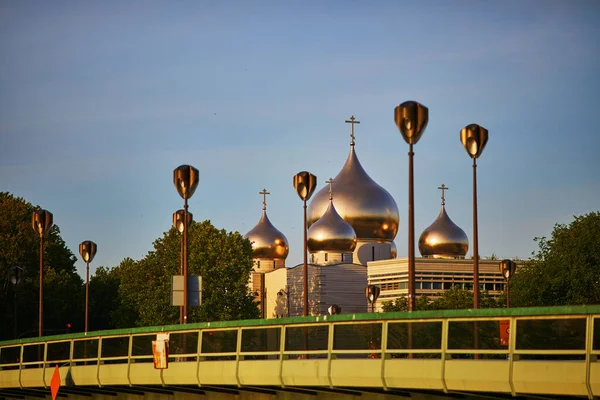法国巴黎阿尔玛桥上的埃菲尔铁塔 圣三一主教座堂和俄罗斯东正教精神和文化中心的景致 — 图库照片
