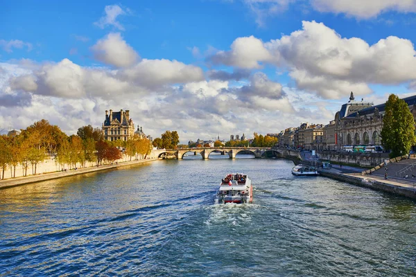 Scénický Pohled Louvre Muzeum Královský Most Přes Řeku Seine Paříži — Stock fotografie