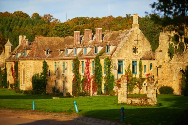 位于法国伊夫林市Cernay Ville的法国北部Cistercian修道院Abbaye Des Vaux Cernay的景致 — 图库照片