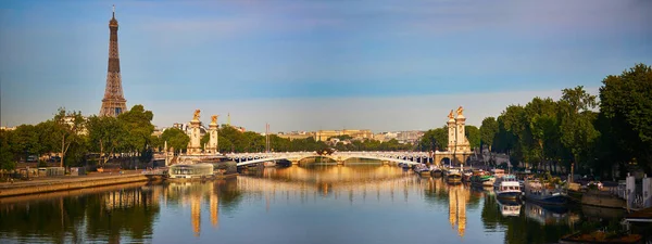 パリのセーヌ川にかかるエッフェル塔とアレクサンドル3世橋の壮大な景色 — ストック写真