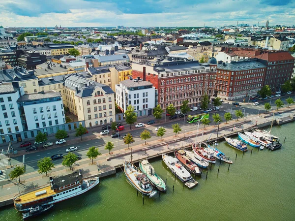 芬兰赫尔辛基城市街道和堤岸的风景鸟瞰 — 图库照片