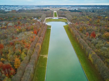 Paris, Fransa yakınlarındaki Versay Bahçelerindeki Büyük Kanal 'ın hava manzarası