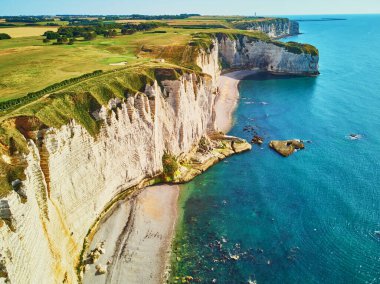Beyaz tebeşir kayalıkları ve Etretat doğal kemerleri pitoresk panoramik manzara, Fransa Normandiya Seine-Denizcilik bölümü