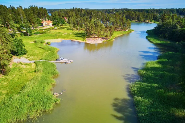 芬兰农村绿草秀丽湖景鸟瞰 — 图库照片