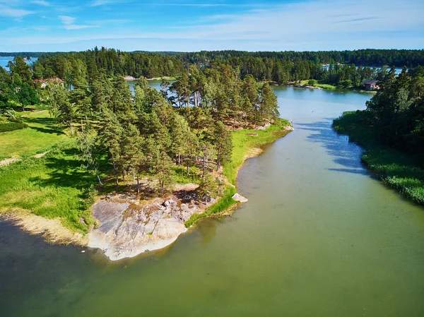 Naturskön Utsikt Över Vacker Sjö Med Grönt Gräs Den Finska — Stockfoto