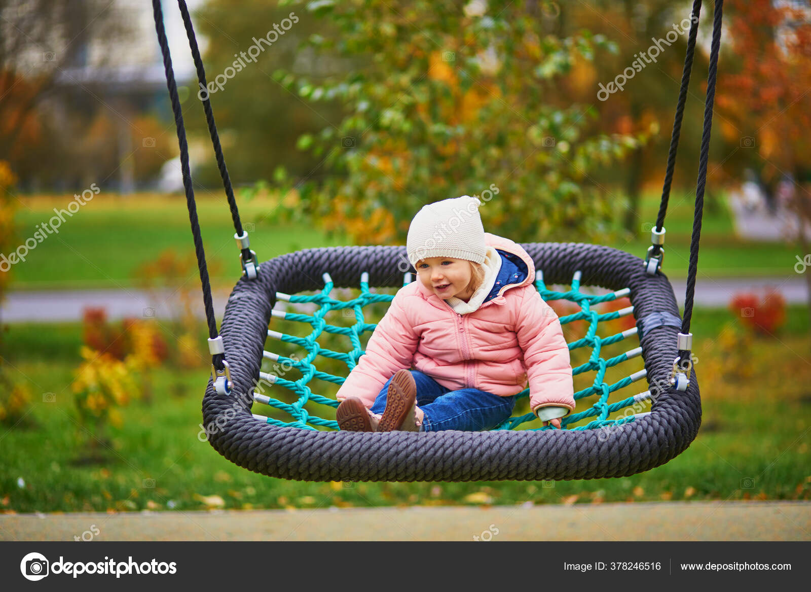 Adorable Ni a Patio Recreo Ni o Divirti ndose Columpio Canasta D a